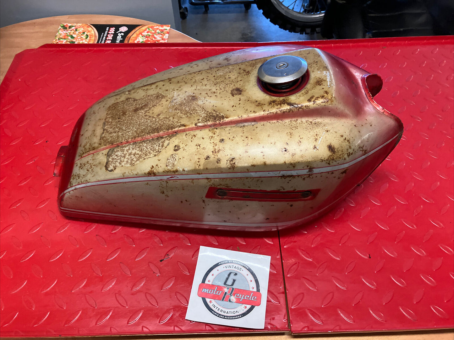 Kawasaki KZ400 1978 1979 Fuel tank gas petrol reservoir 2