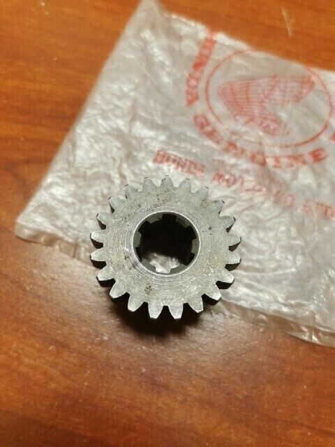 NOS Honda C50 M C65 M Z50M MAINSHAFT TOP GEAR 23471-041-030 H75