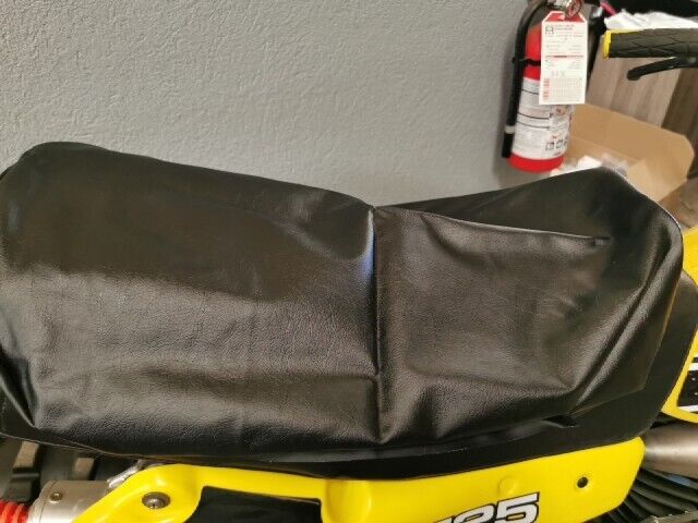 NOS YAMAHA DT125E 1978 COVER SEAT 2A6-24771-00-00 Y104