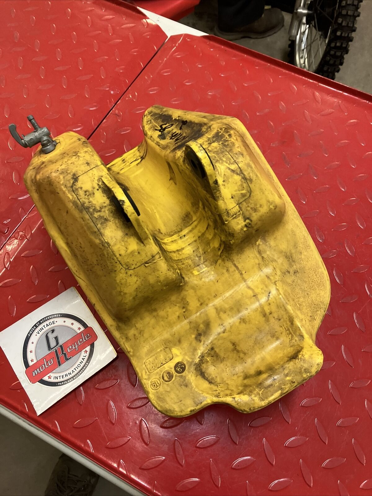 Suzuki RM125 1985 fuel tank gas petrol reservoir 1984 1986 2