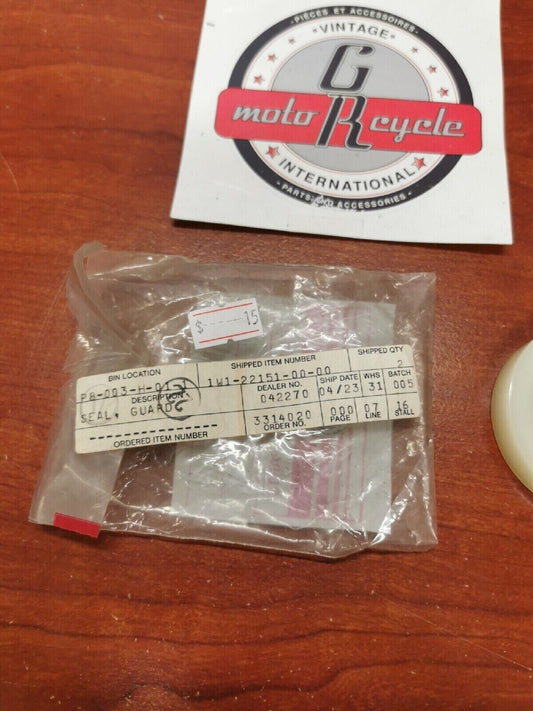 NOS Yamaha IT175 YZ100 GUARD SEAL 1W1-22151-00-00 Y68