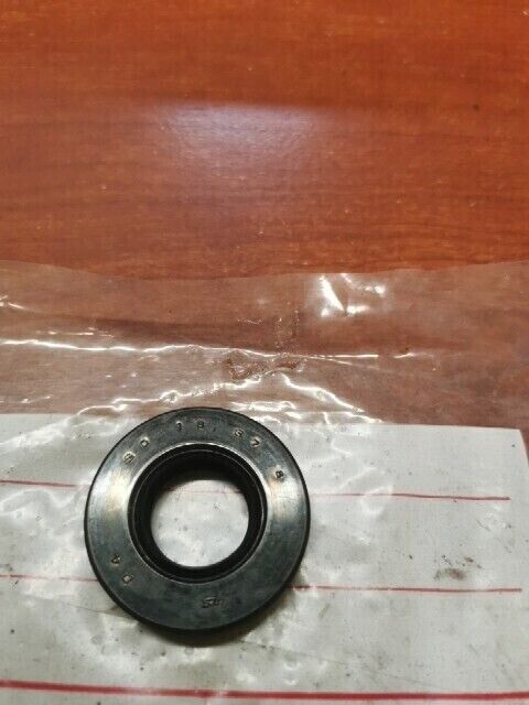 NOS Yamaha OIL SEAL (18X37X8) 93102-18008-00 Y166
