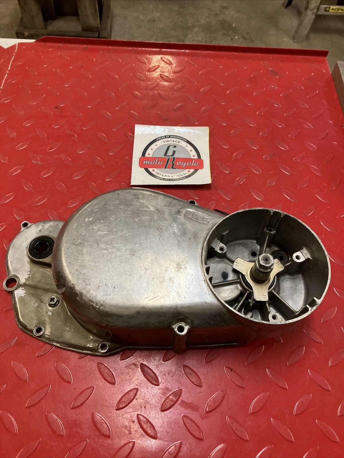 Suzuki GT380 right crankcase clutch cover U2