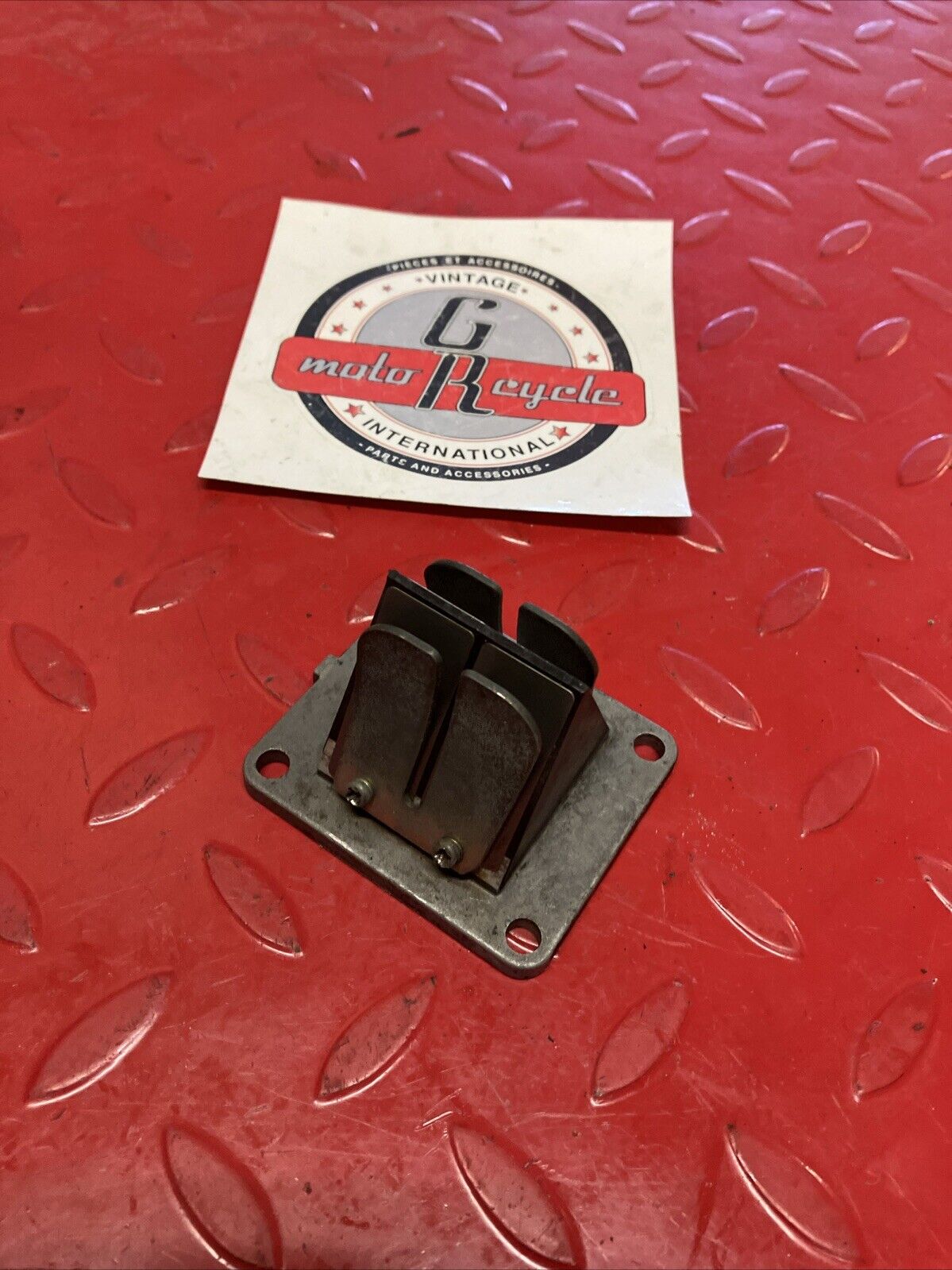 Yamaha DT125 1978 reed valve block cage petal 2