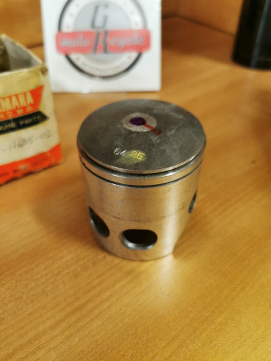NOS YAMAHA RD350 1973 - 1975 PISTON O/S 0.25MM 360-11635-02-00 Y47
