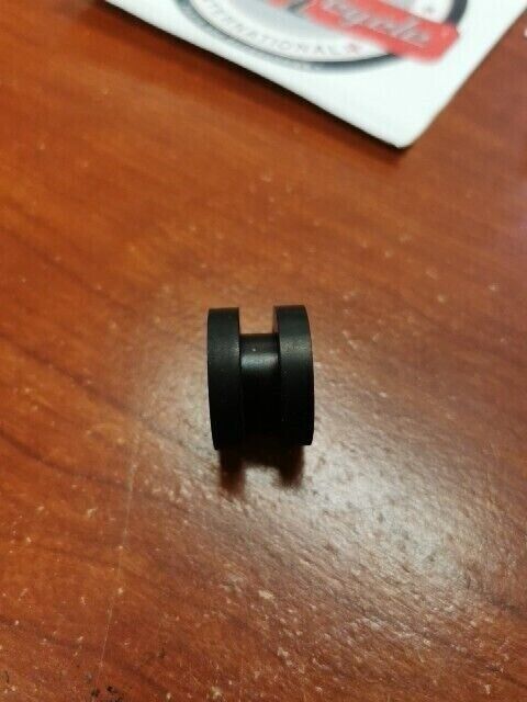 NEW NOS Yamaha WR200 XT500 XT600 XTZ660 YT125 YZ125 GROMMET 90480-15064-00 Y107