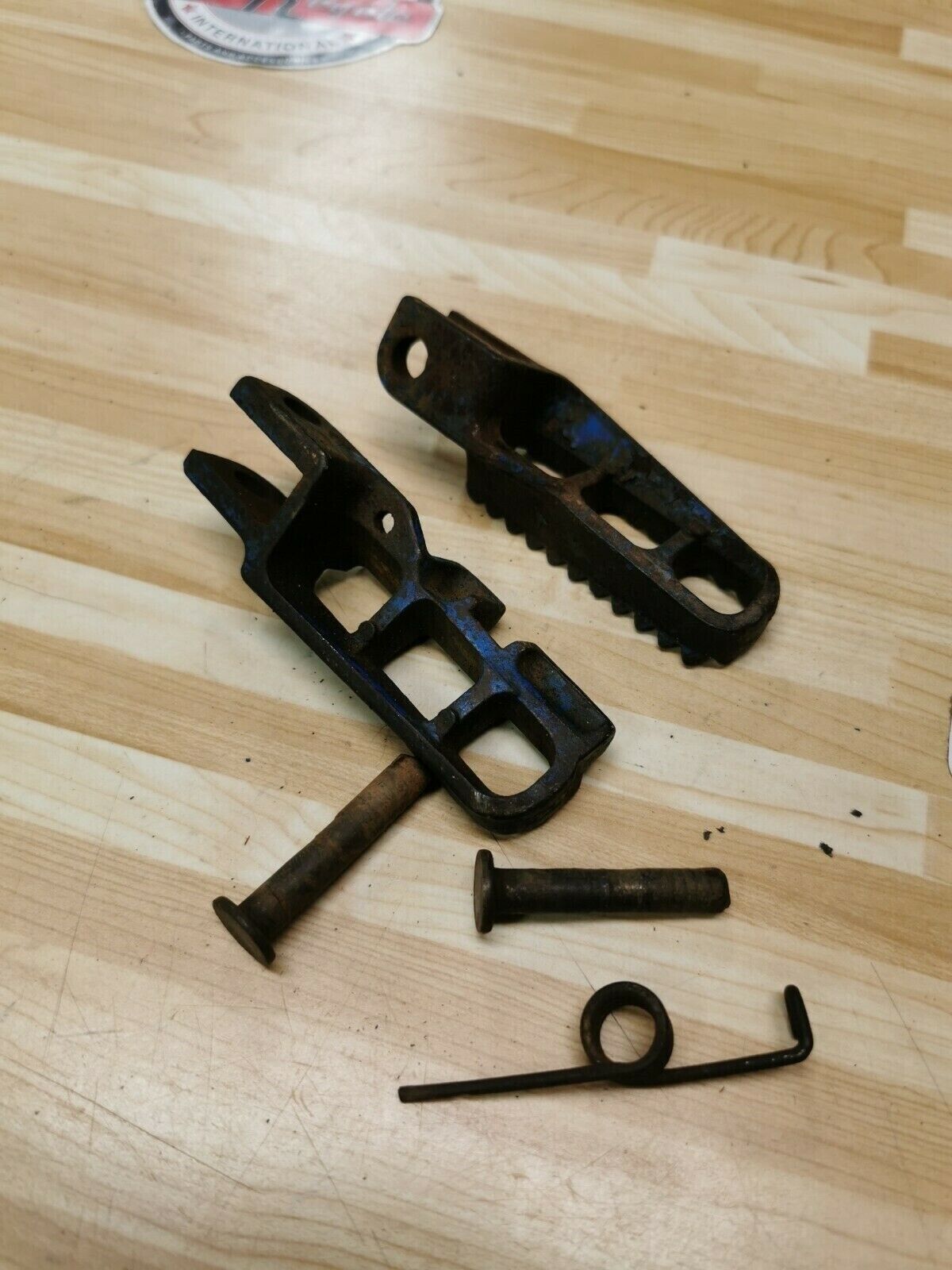 Suzuki RM125 1986 footpeg footrest foot peg rest step left right 43551-37202-019