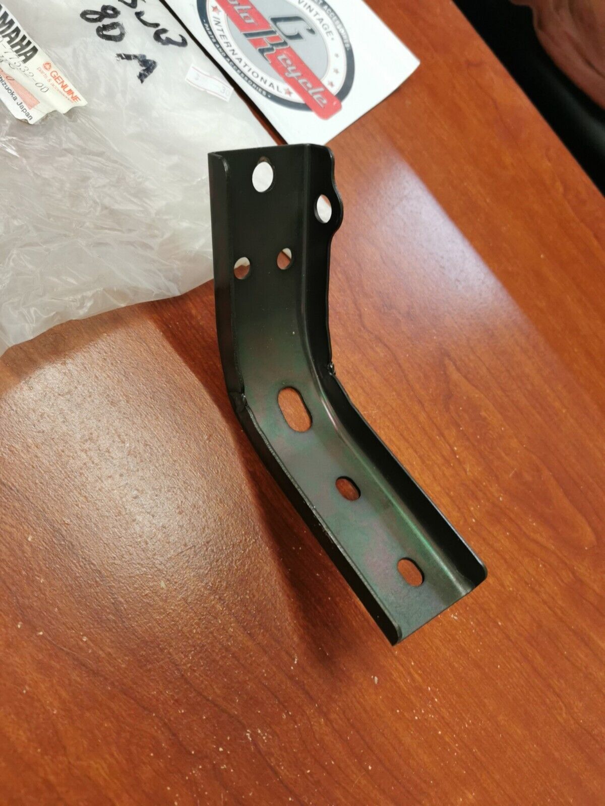 NOS Yamaha FRONT RIGHT BRACKET 8X0-77532-00-00 SUB. 80M-77532-00-00 Y92