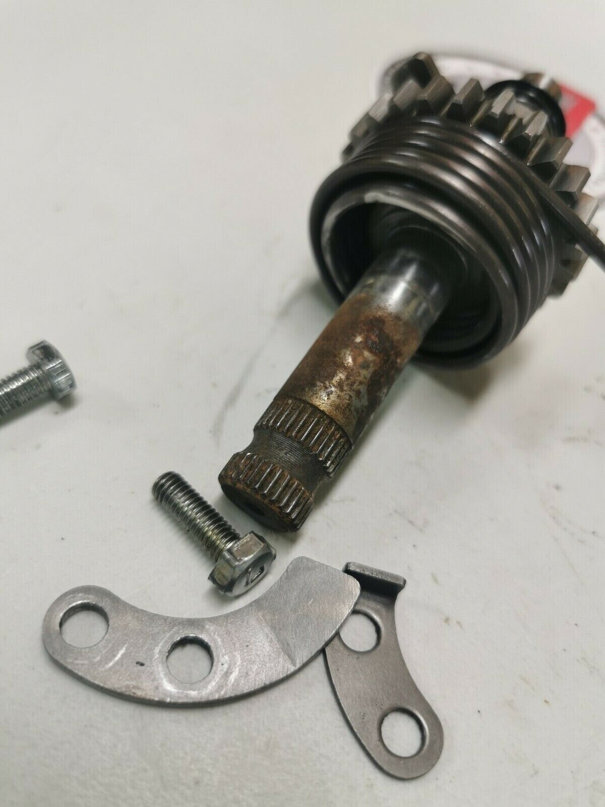 Kawasaki KX125 1980 kickstarter kick starter shaft spindle gear 13066-1005