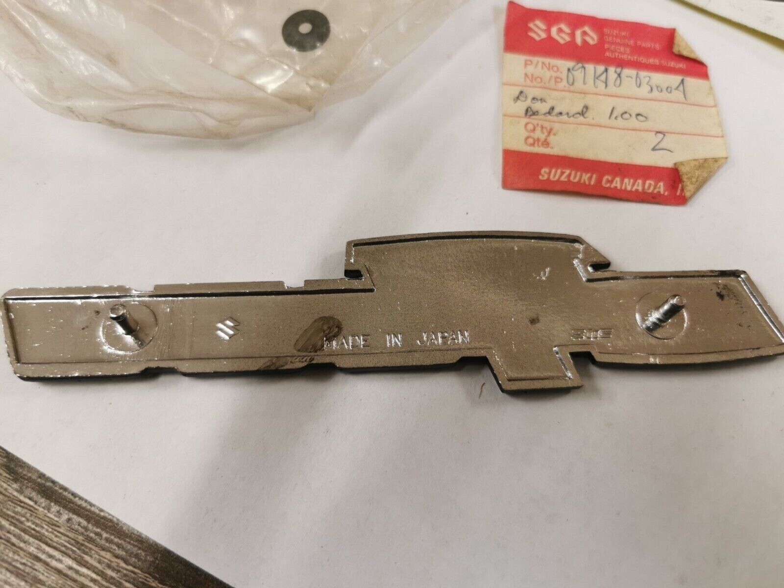 NOS SUZUKI GT550 1972 - 1977 FRAME COVER DECAL 68141-34000 NUT 09148-03004 S23