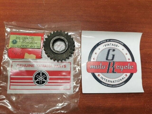 NOS Yamaha AT1 CS5 CT1 HT1 LT2 LT3 LTMX RD200 KICK GEAR 251-15641-01-00 Y124
