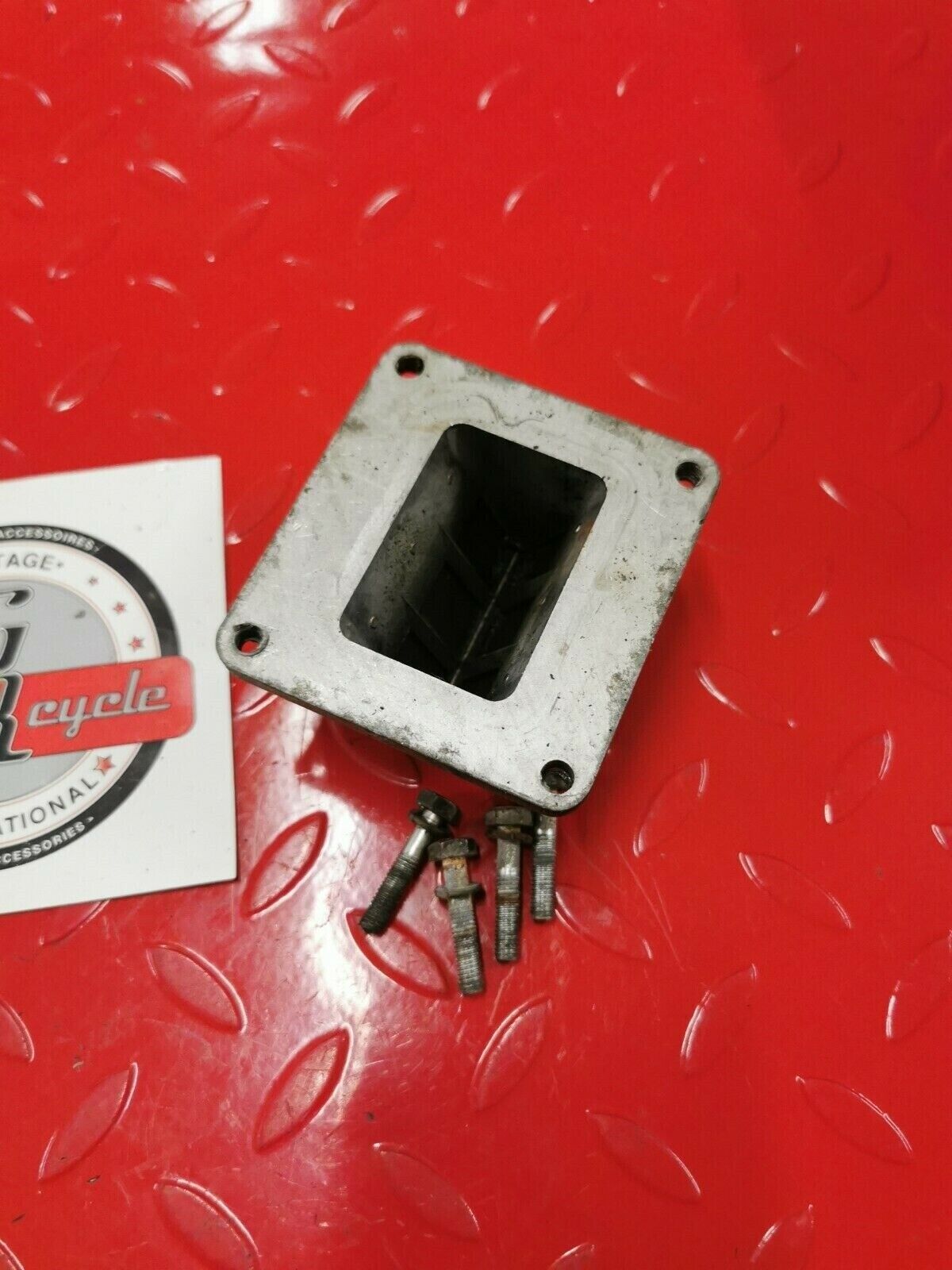 Yamaha DT250 1976 reed valve block cage 2