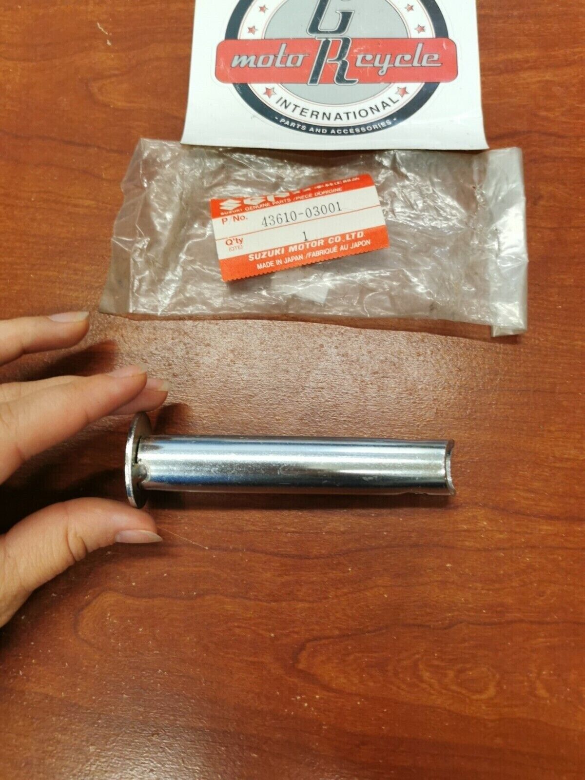 NOS Suzuki GT250 GZ250 DR200 TU250 VL800 GS1000 FOOT PEG BAR 43610-03001 S20