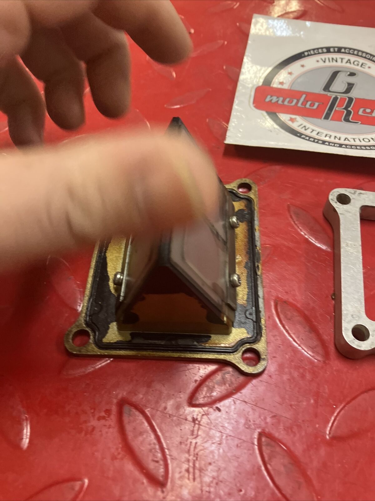 Suzuki RM125 1999 reed valve cage block WITH SPACER