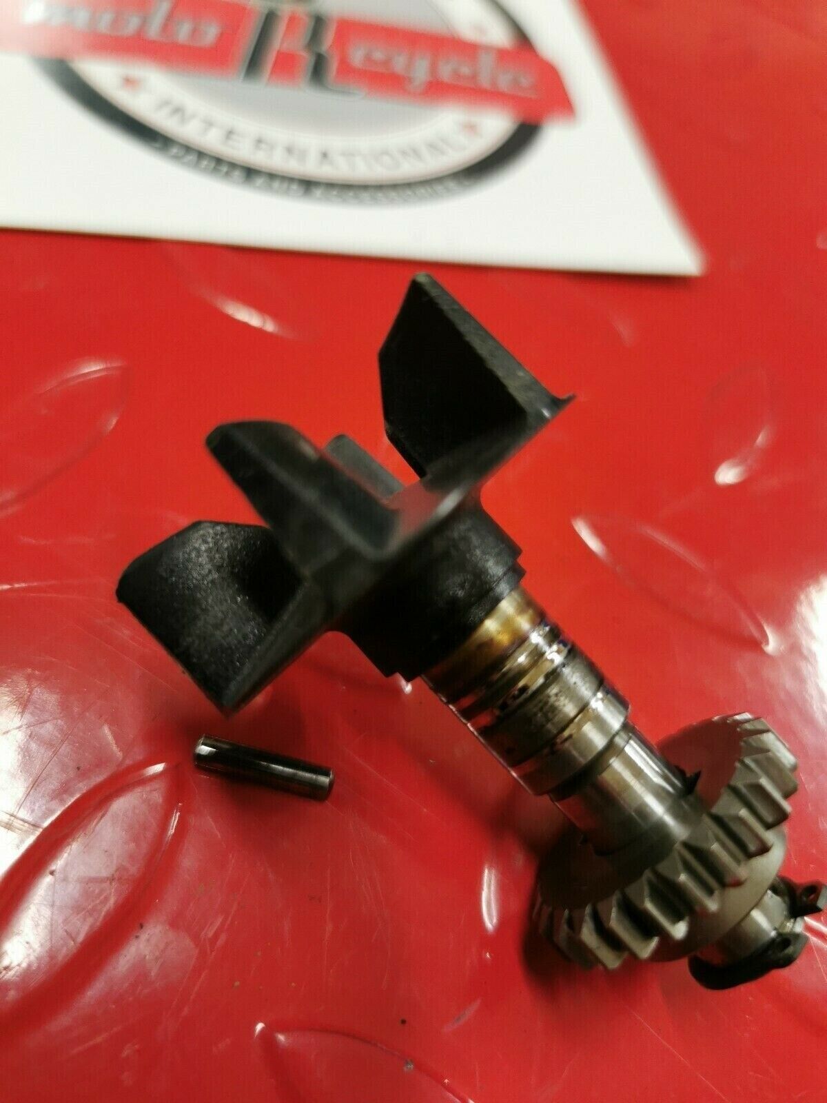 Suzuki RM250 1990 waterpump water pump impeller shaft gear driven 17491-28C10