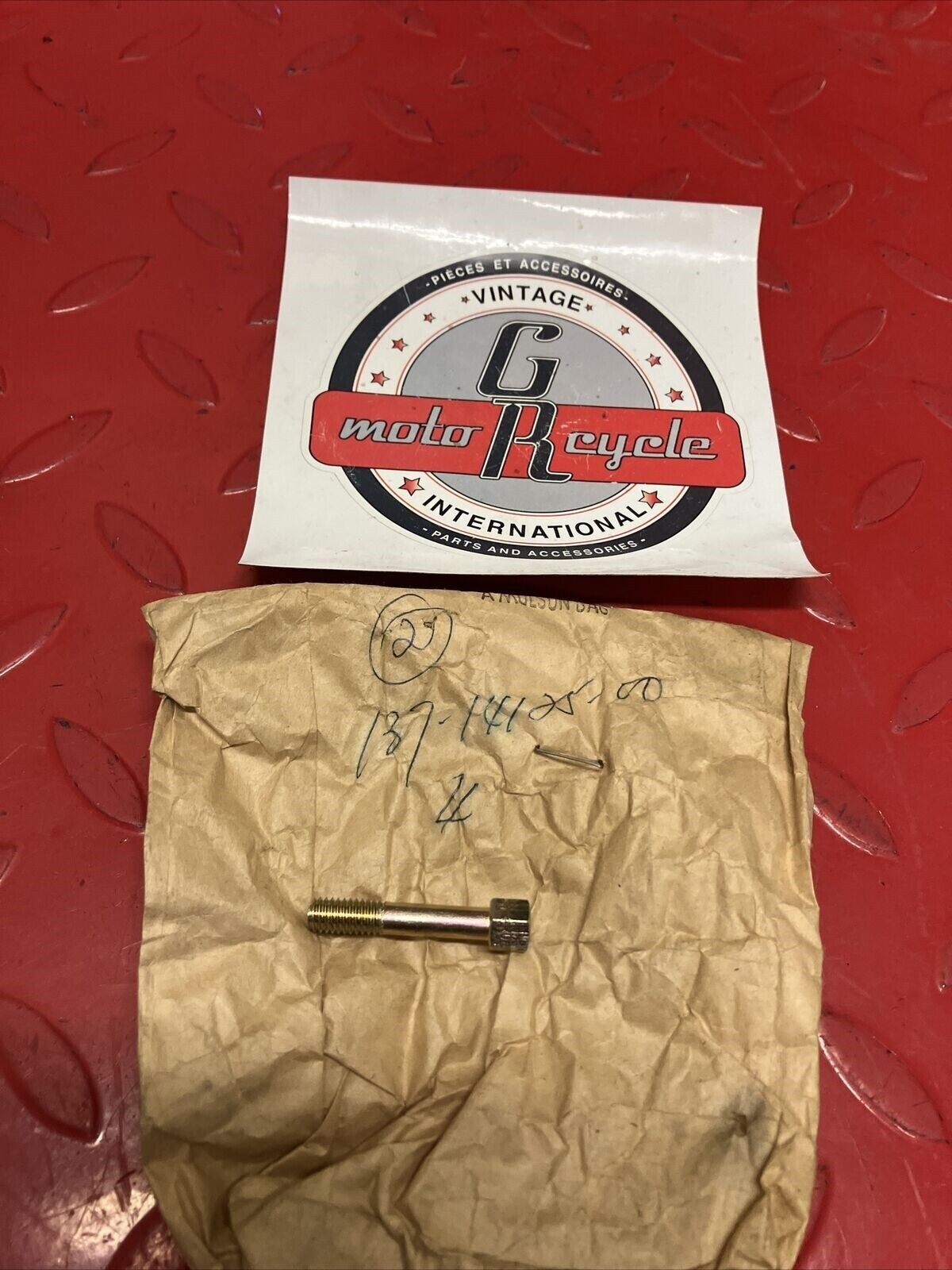 NOS YAMAHA CARBURETOR BODY FITTING SCREW 137-14125-00-00 Y61