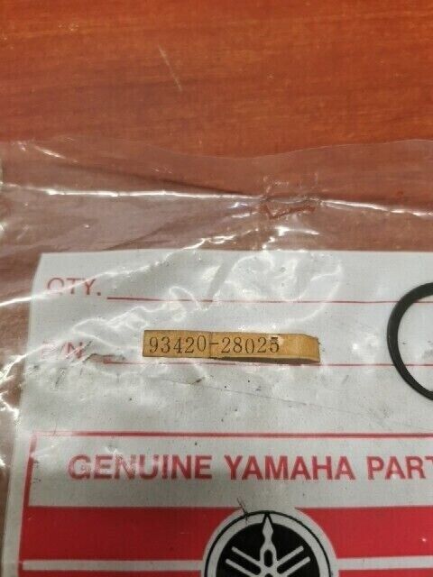 NOS Yamaha 1974 RD250 RD350 CIRCLIP 93420-28025-00 Y136