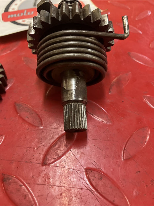 Kawasaki KX125 1983 kickstarter kick starter idle gear shaft spindle 59051-1036