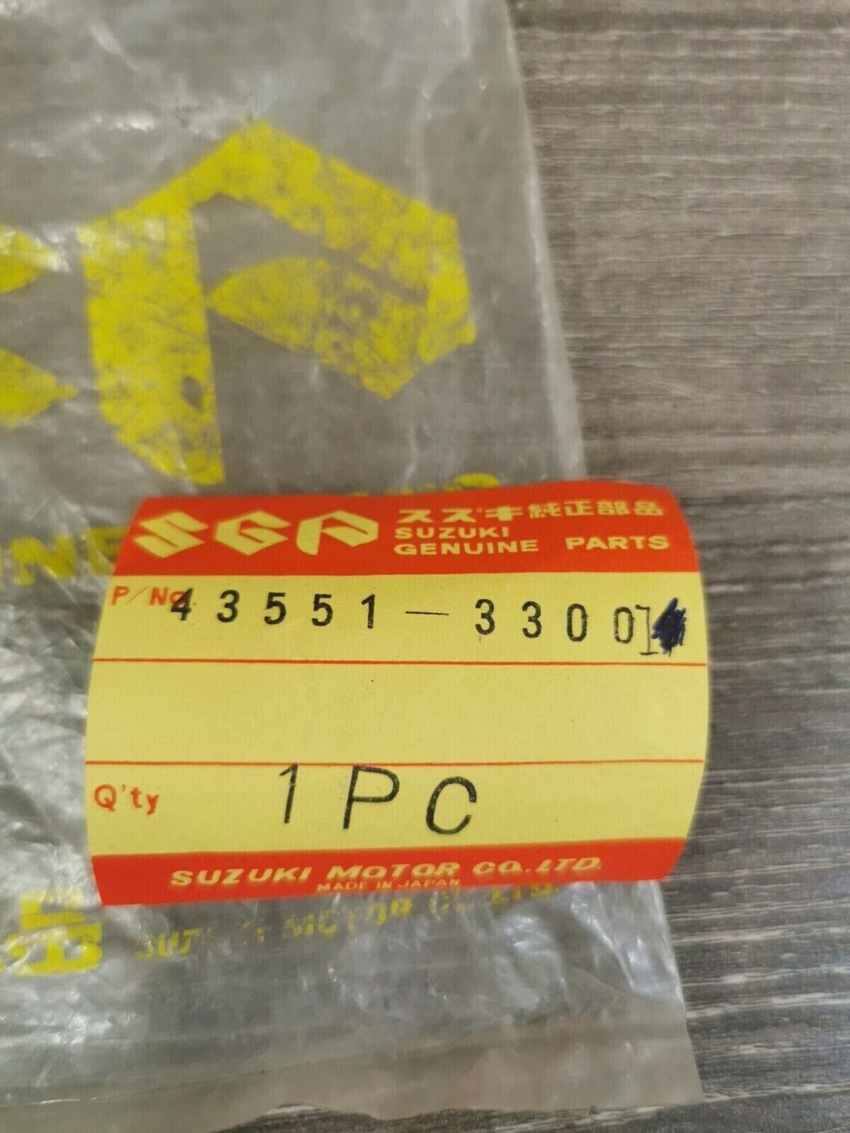 NOS SUZUKI GT380 RUBBER FRONT FOOTREST RH 43551-33001  S23