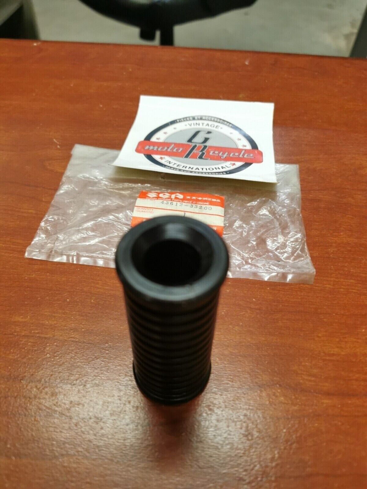 NOS Suzuki TU250X REAR FOOTREST RUBBER PILLION 43612-33200 SUB. 43612-33201 S20