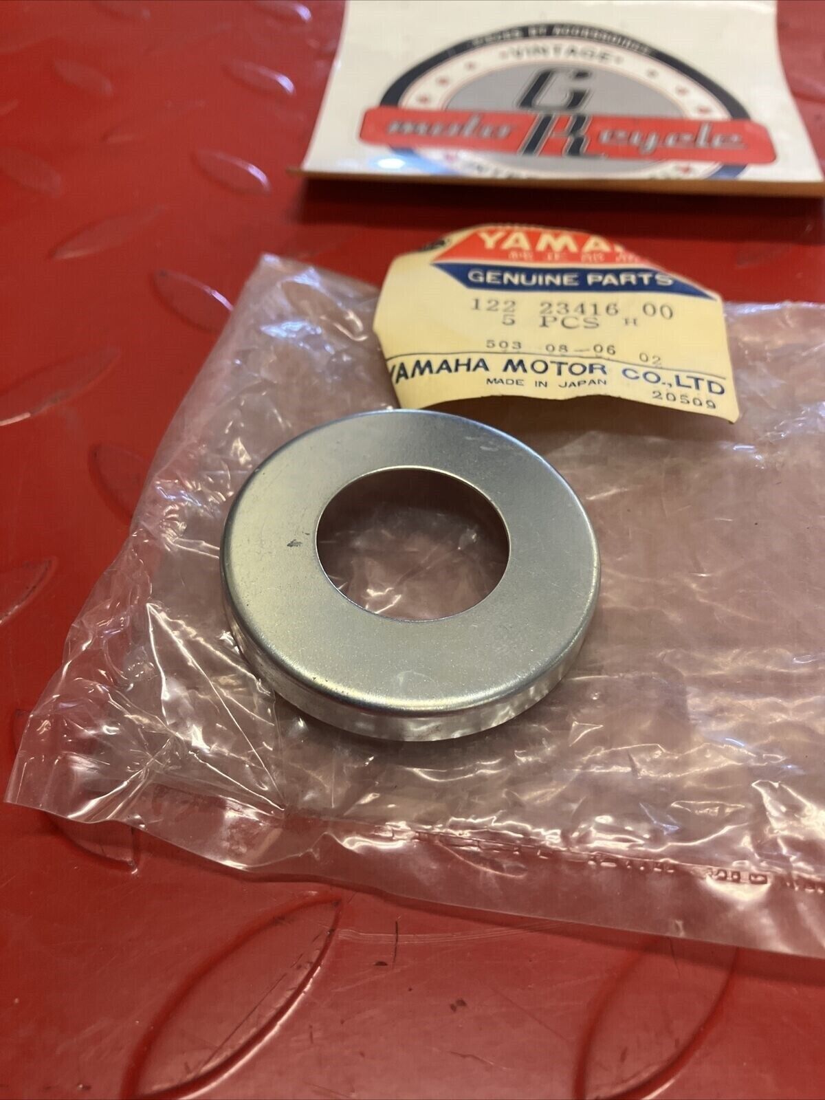 NOS YAMAHA BALL RACE COVER 122-23416-00-00 Y62