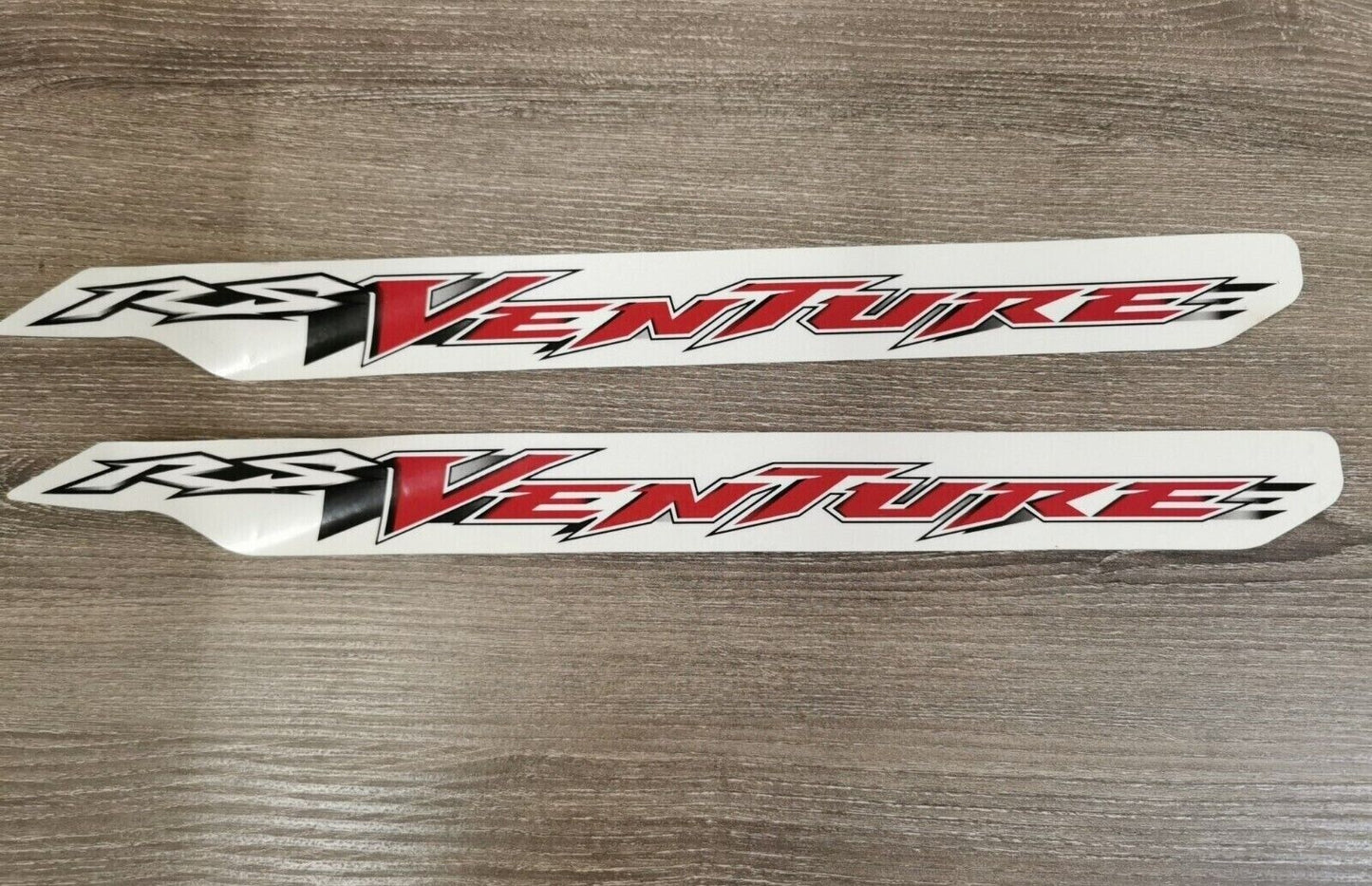 NOS YAMAHA RS VENTURE DEEP RED EMBLEME 1 8ET-77141-10-00 Y49