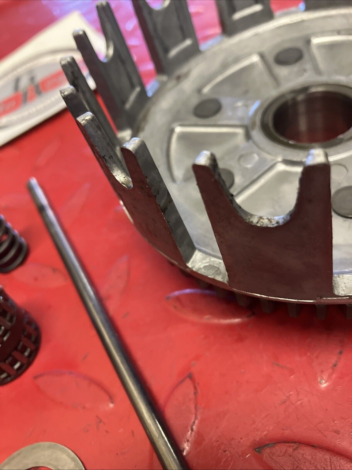 Suzuki RM125 1983 Clutch basket hub pressure plate assembly