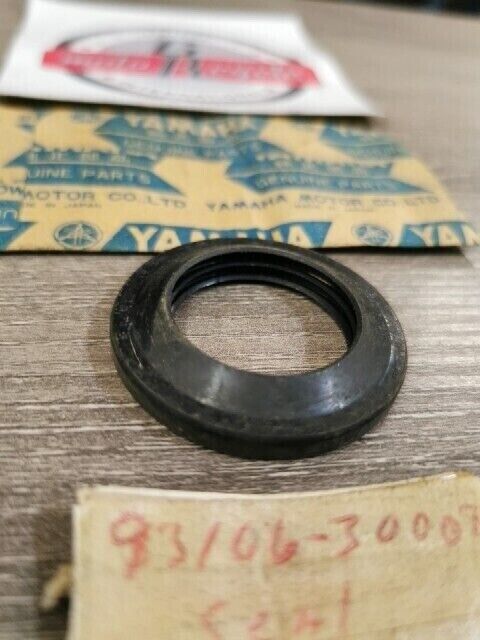 NOS YAMAHA CS3B CS3C CS5 RD200 1974 - 1976 YCS1 OIL SEAL 93106-30008-00 Y148