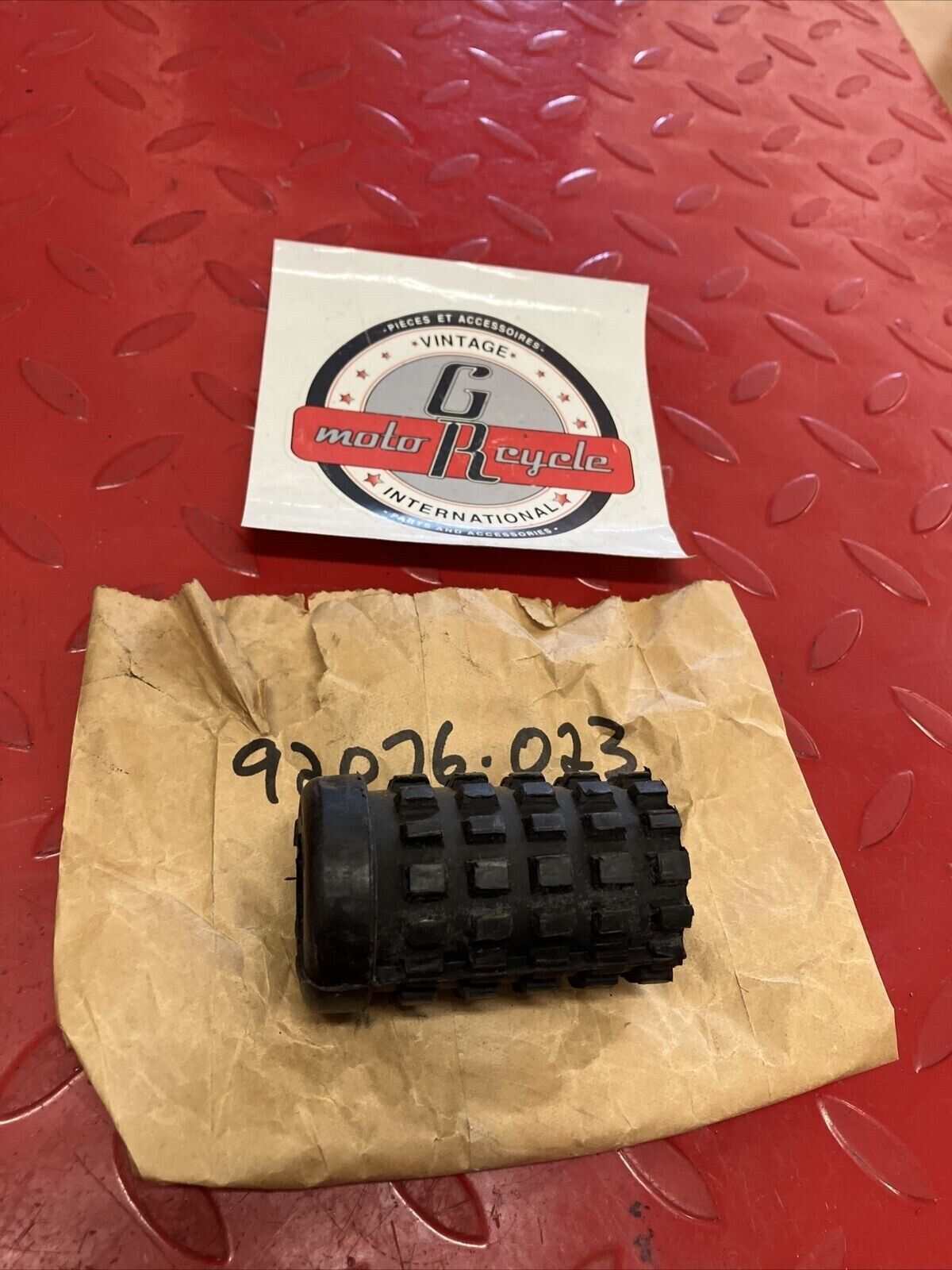 NOS KAWASAKI FOOTREST FOOTPEG RUBBER 92076-023 K16