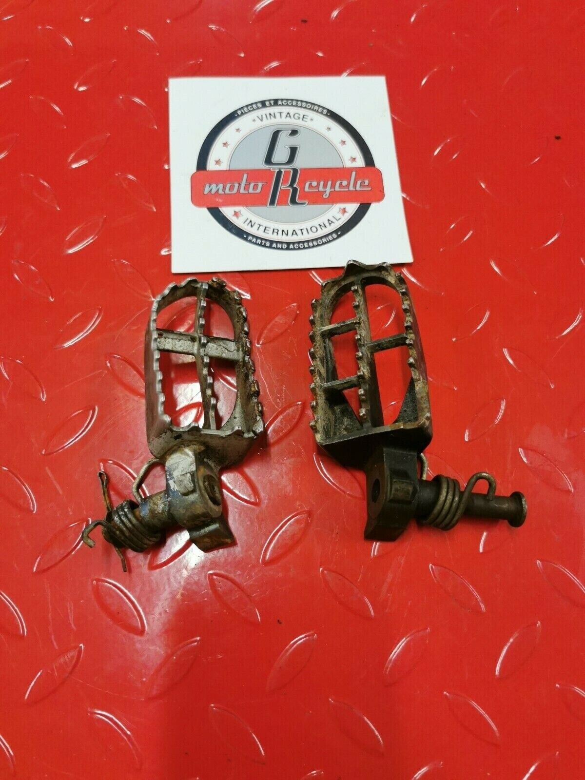 Suzuki RM250 2003 footpeg footrest foot peg rest step left right 43551-36F00-019
