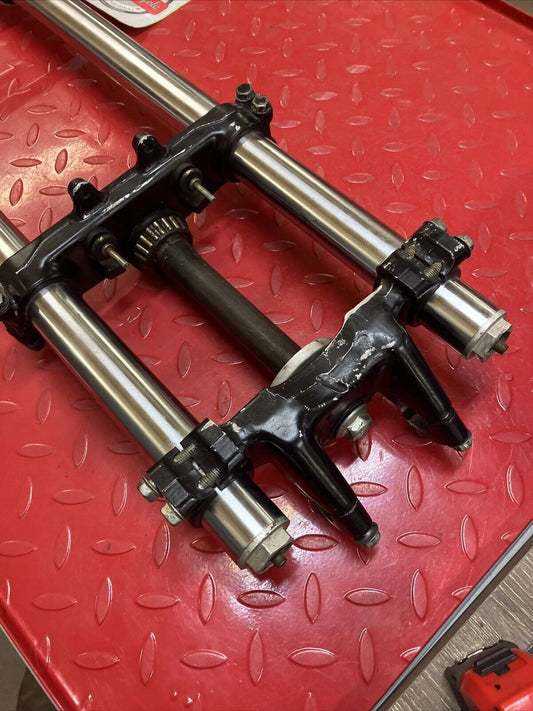 Yamaha YZ125 1977 front fork assembly triple clamp