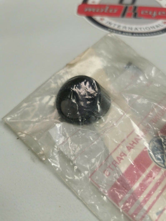 NOS YAMAHA HANDLEBAR CABLE CAP 10L-26133-00-00 y1