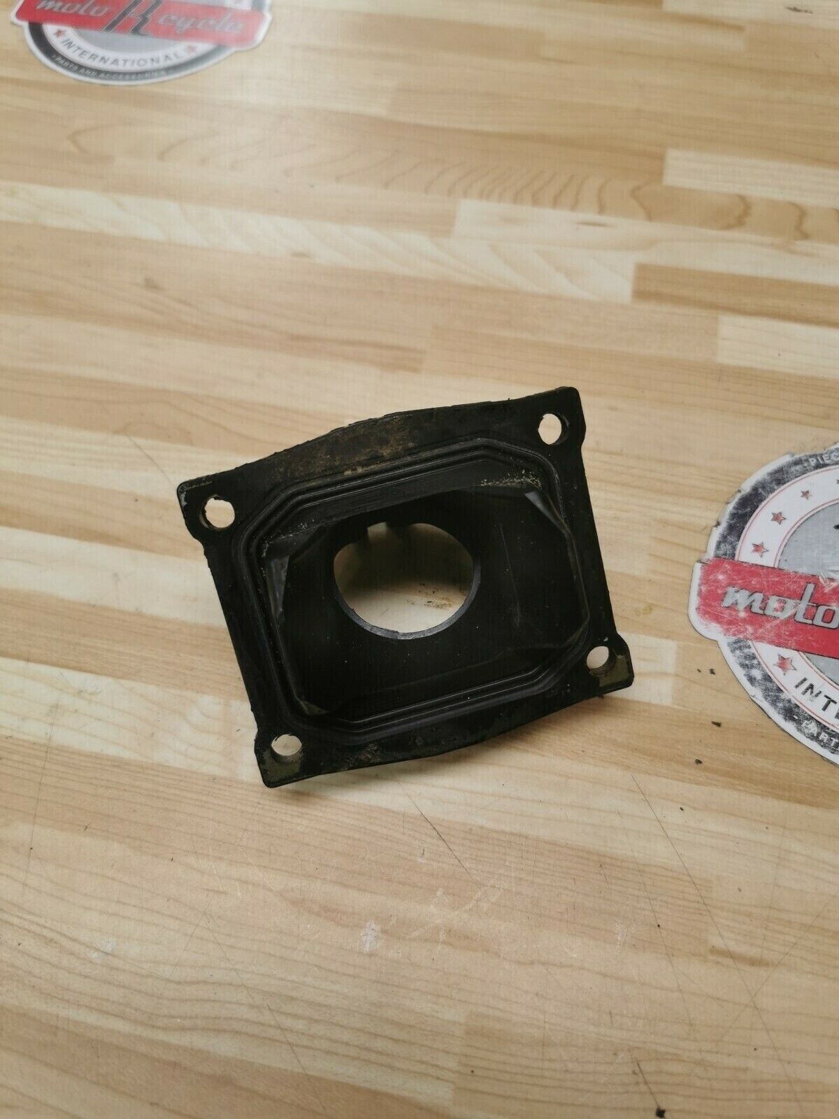 Yamaha YZ125 1985 intake manifold carburetor boot insulator flange joint