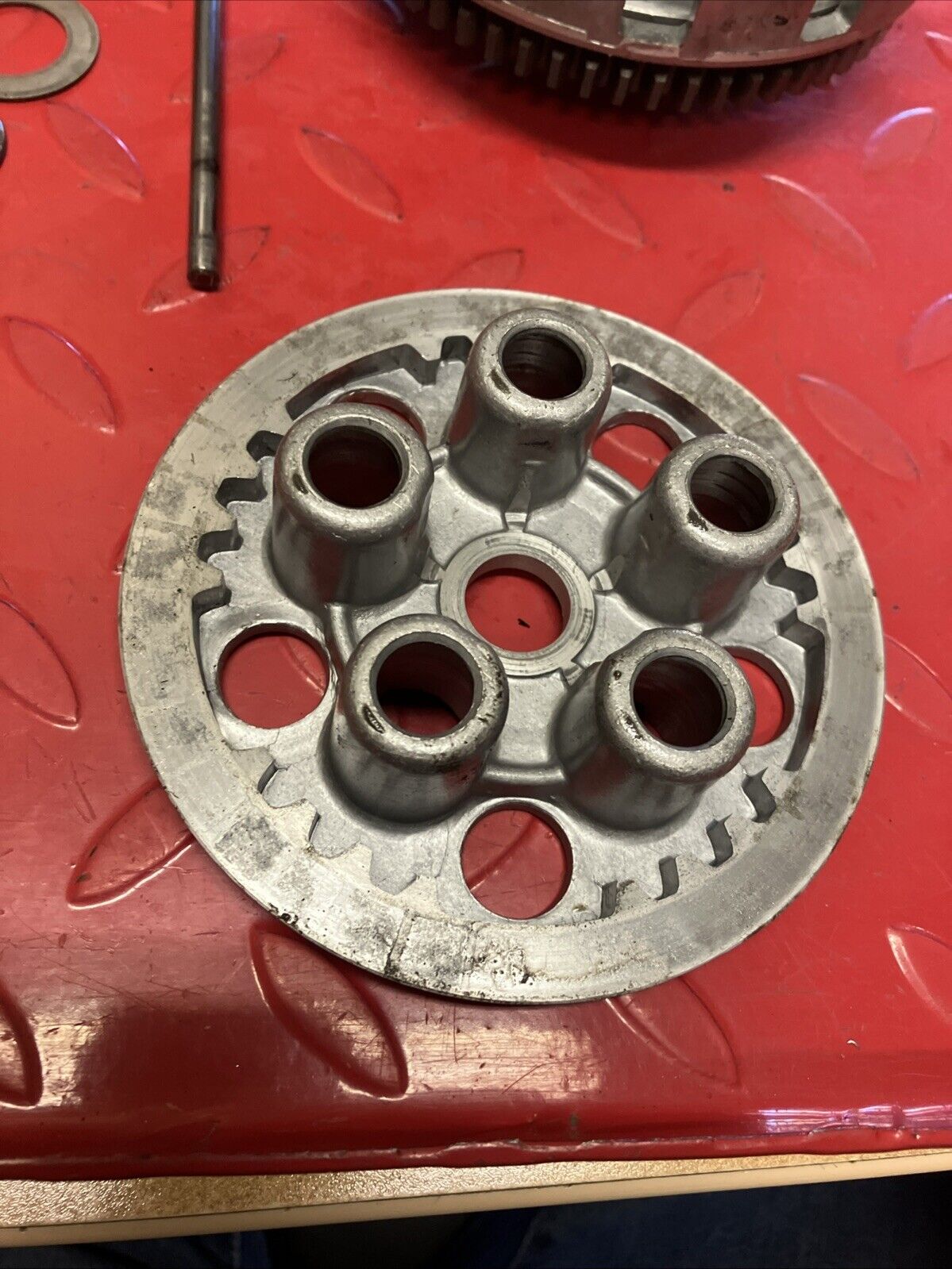 Suzuki RM125 1983 Clutch basket hub pressure plate assembly