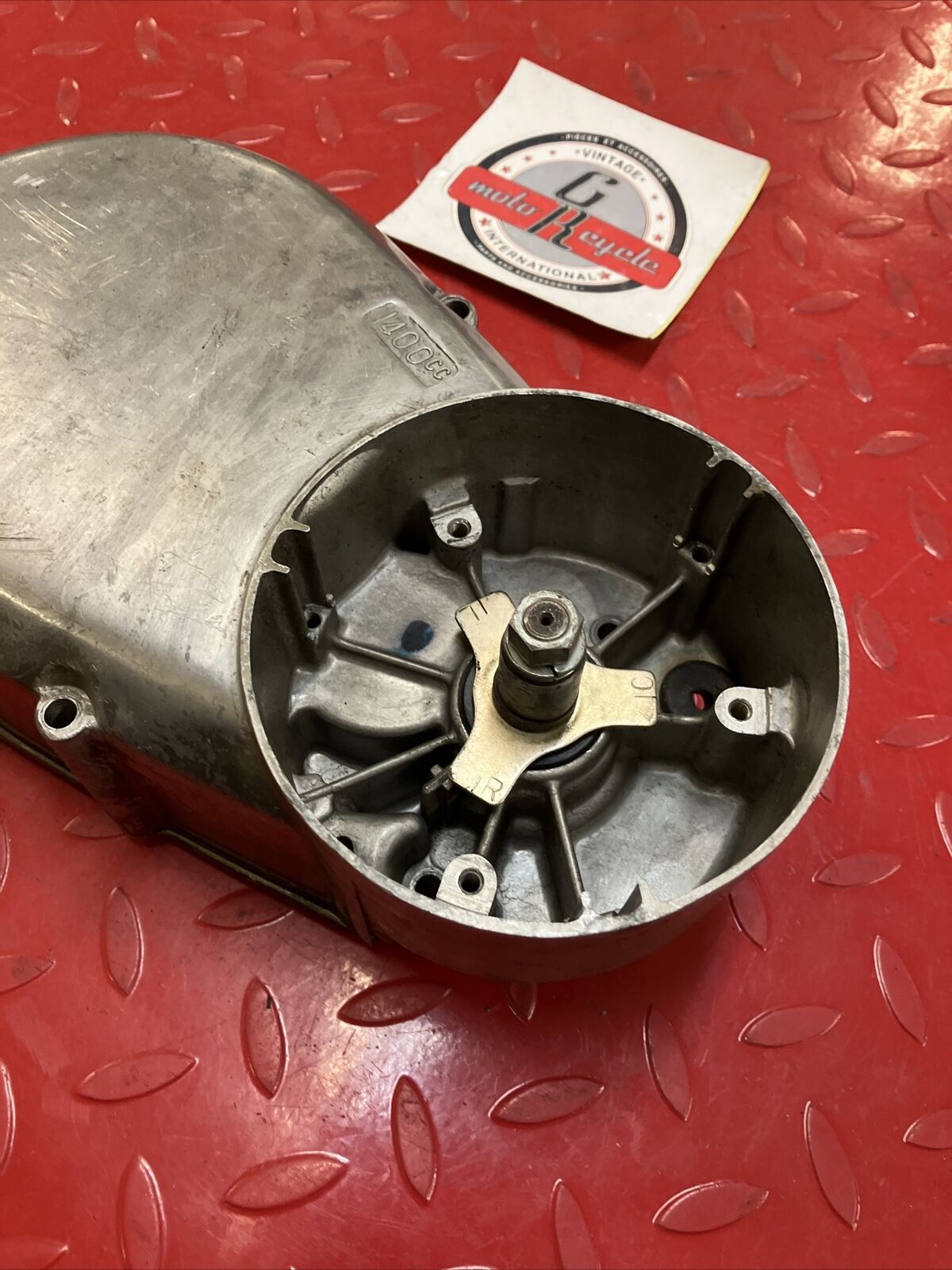 Suzuki GT380 right crankcase clutch cover U2
