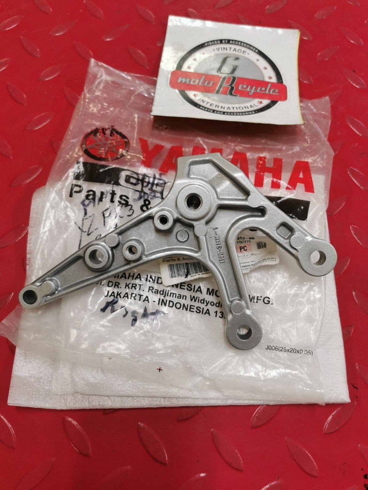 NOS YAMAHA YZFR3 MT03 RIGHT FRONT FOOTREST PEDAL BRACKET 1WD-F7443-00-00 Y41