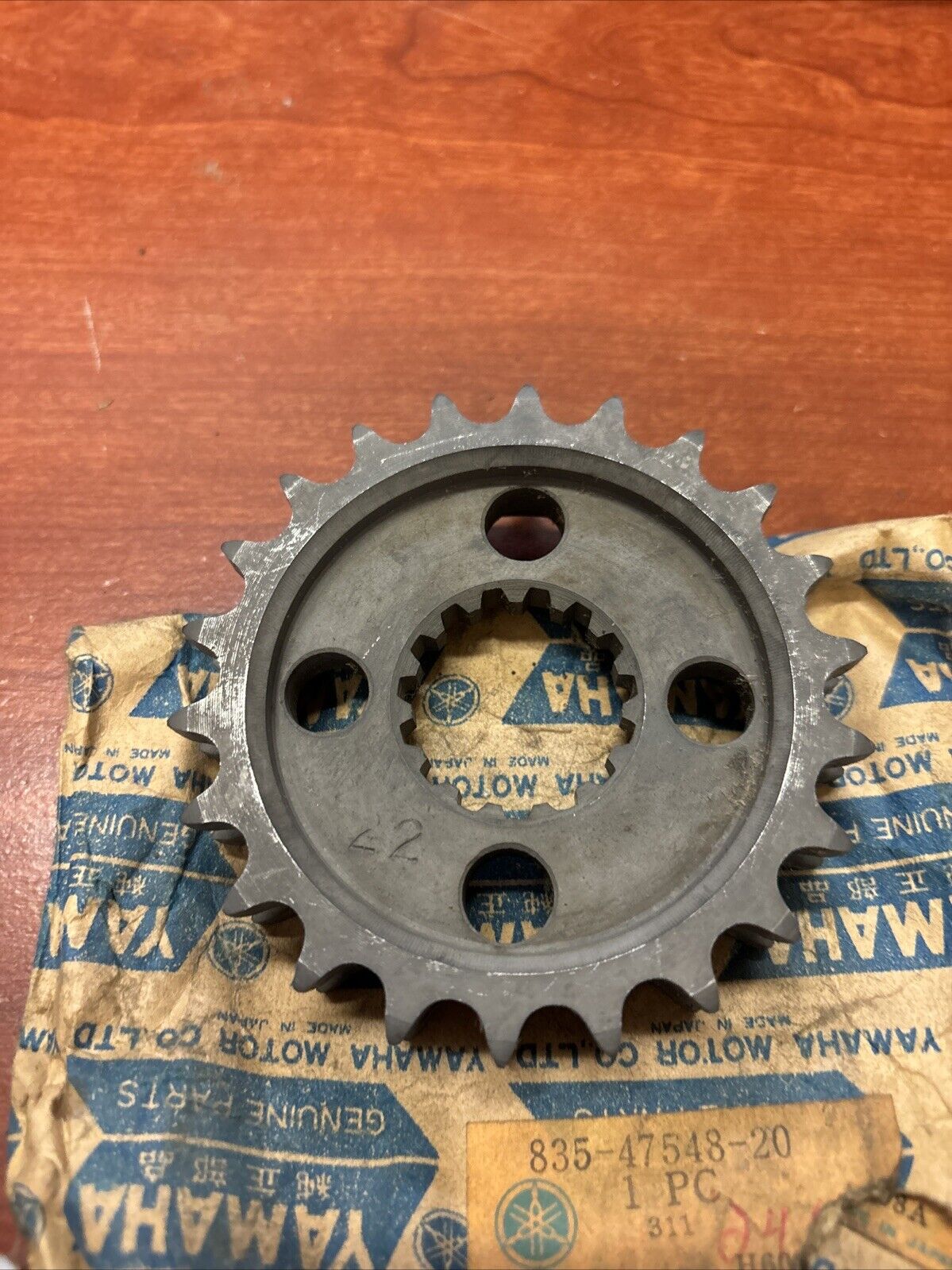 NOS Yamaha 1976 GP300 GP440 GS340 CHAIN DRIVEN SPROCKET 22T 835-47548-20-00 Y184