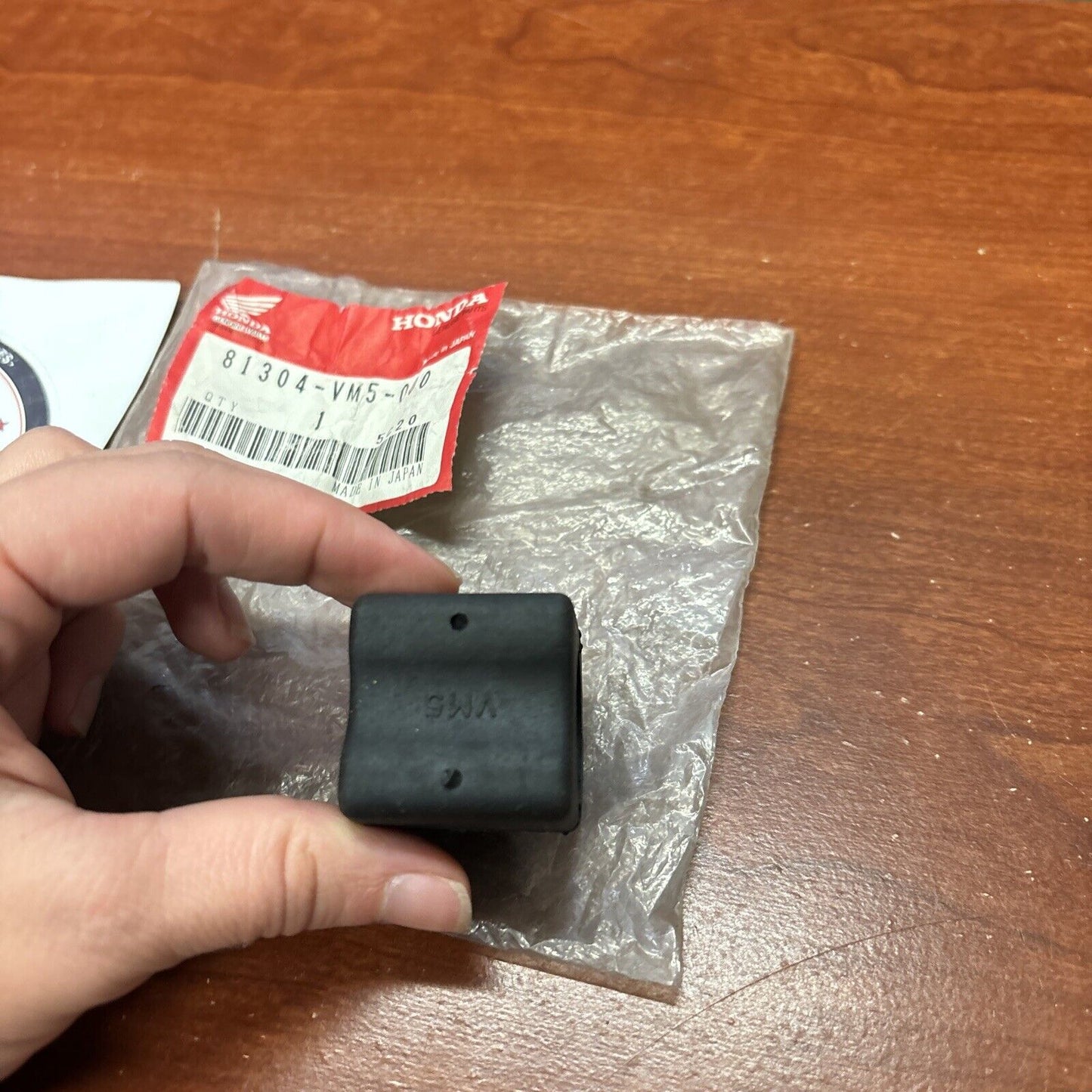 NOS Honda TRX200 TRX200SX TRX250 FRONT CARRIER RUBBER 81304-VM5-000 H165