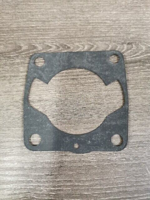 NOS SUZUKI GT185 1973 - 1977 GASKET CYLINDER 11241-36100 S43