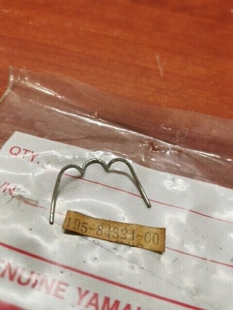 NEW NOS Yamaha FS1 FS50 TT500 TY250 TY50 REFLECTOR SPRING 195-84324-00-00 Y131