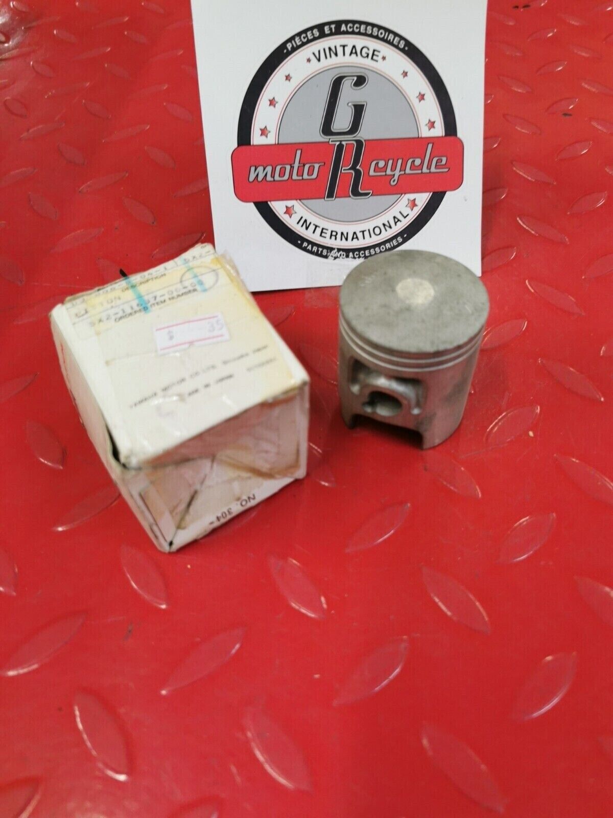 NOS YAMAHA  YZ80 1981  PISTON  3RD O/S 0.75   5X2-11637-01-00 Y50