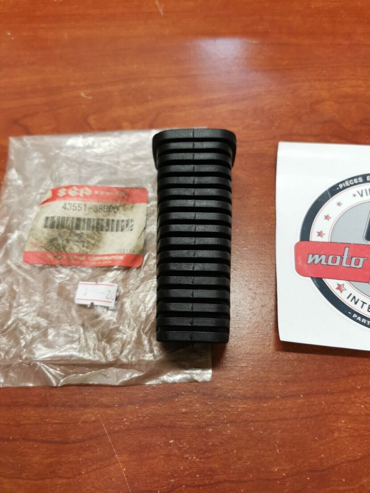 NOS SUZUKI VS1400 VS800 VZ800 VS700 VS750 FRONT FOOTREST RUBBER 43551-38B00 S30