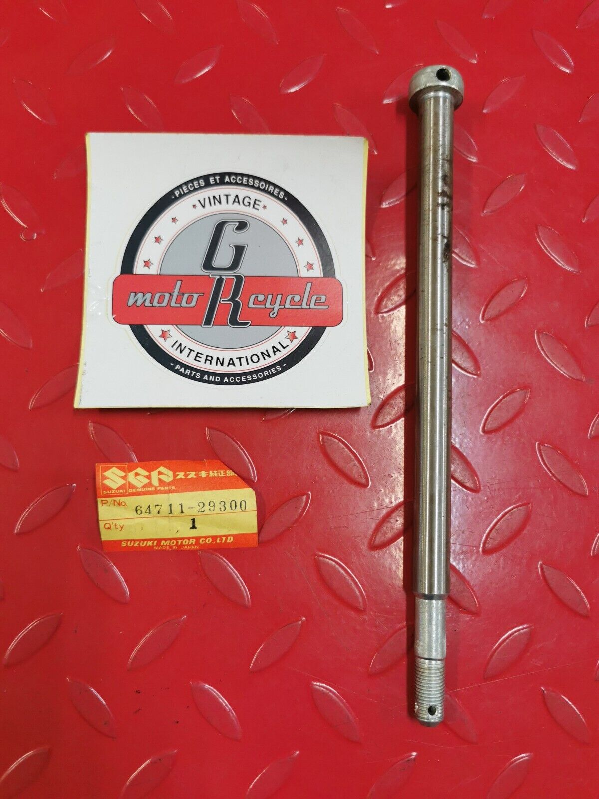 NOS SUZUKI DS185 1977 - 1981 AXLE, REAR 64711-29300 S2