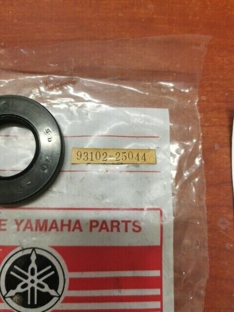 NOS YAMAHA OIL SEAL 93102-25044-00 Y67