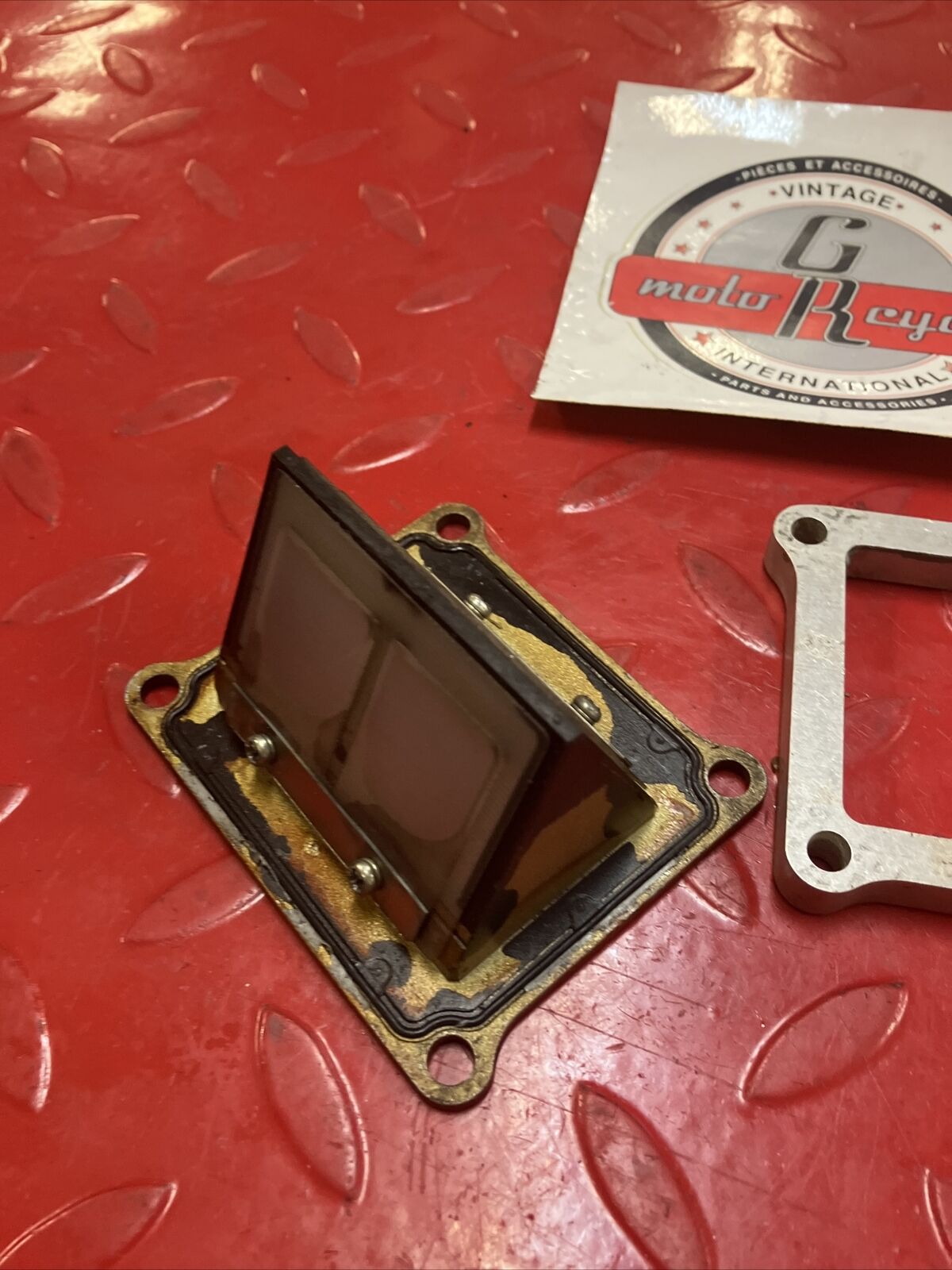 Suzuki RM125 1999 reed valve cage block WITH SPACER