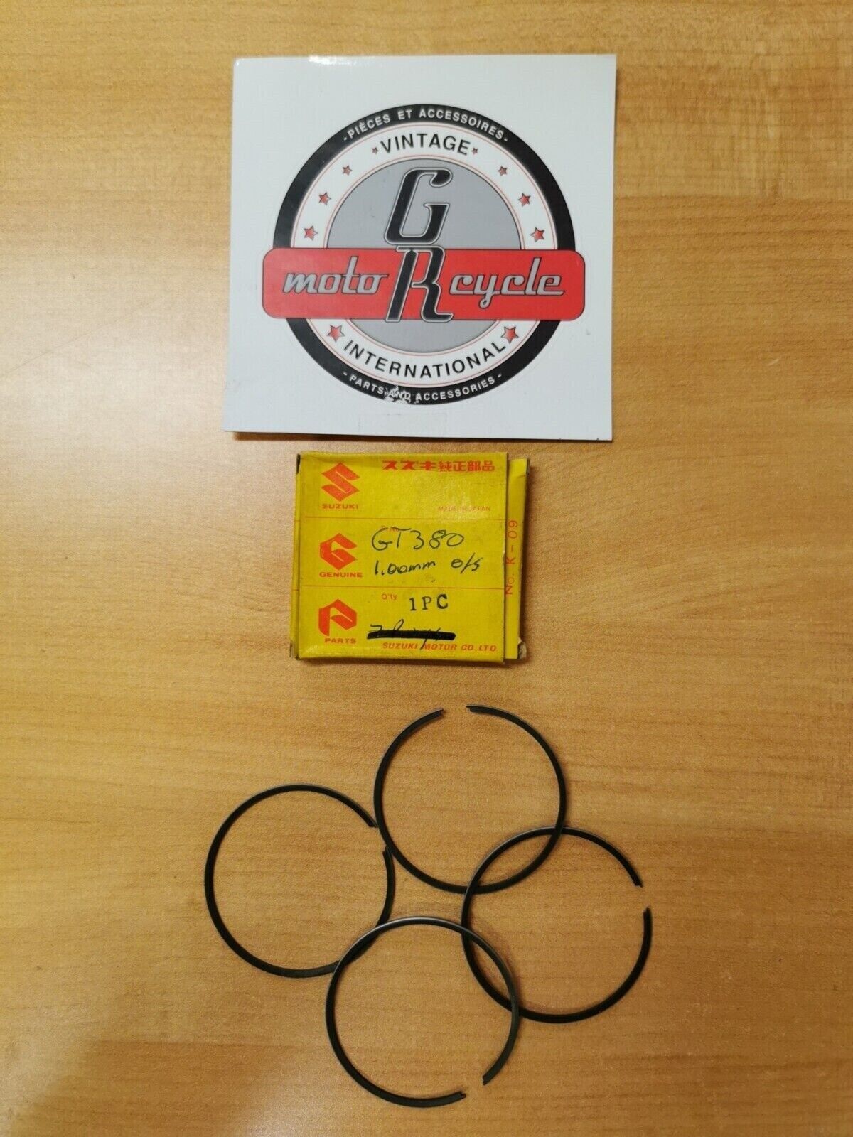 NOS SUZUKI GT250 GT380  1973 PISTON RING SET  12140-33711  S8