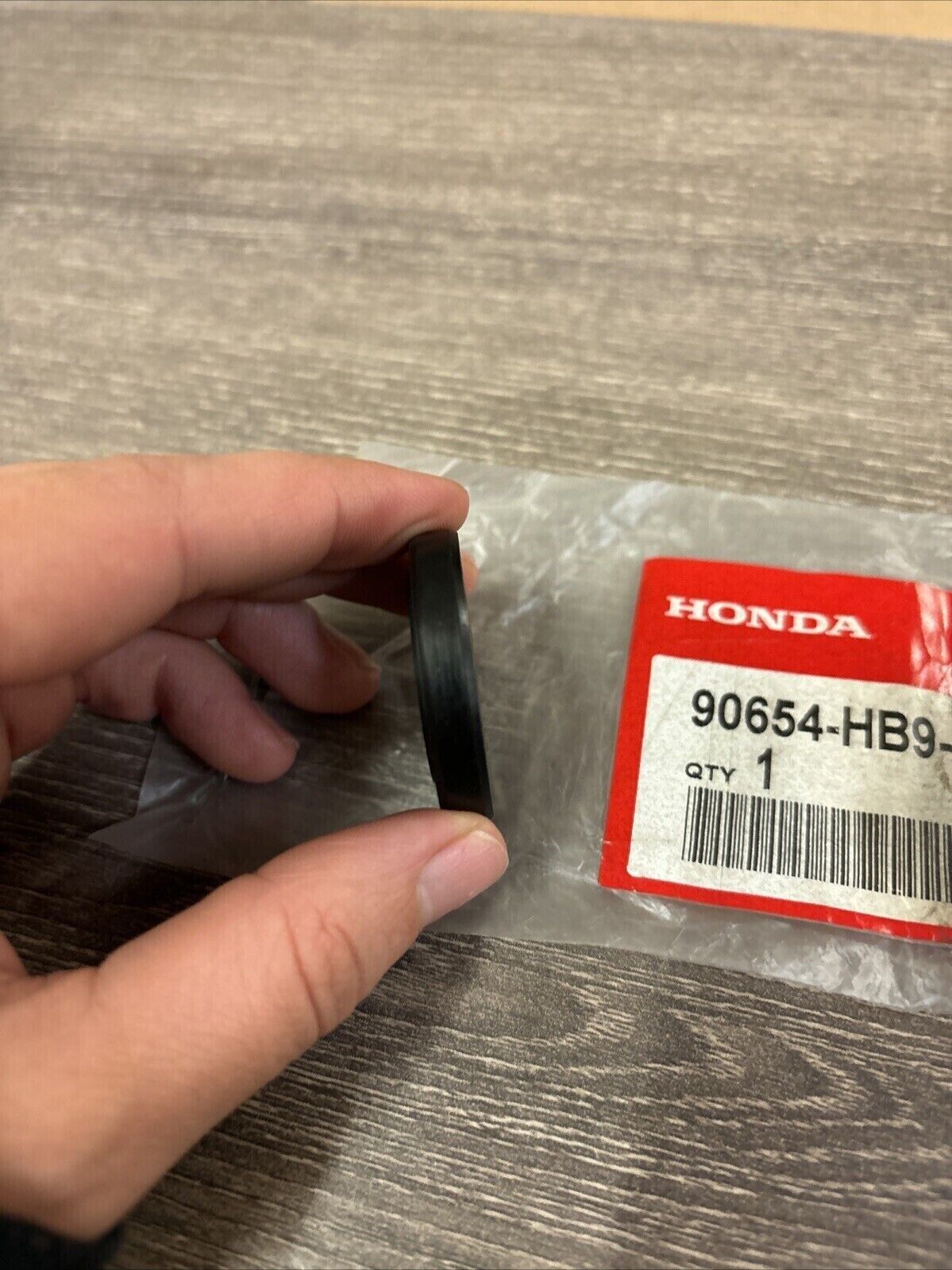 NOS Honda 1986 TRX250 R DUST SEAL 24X36X6 90654-HB9-003 H127