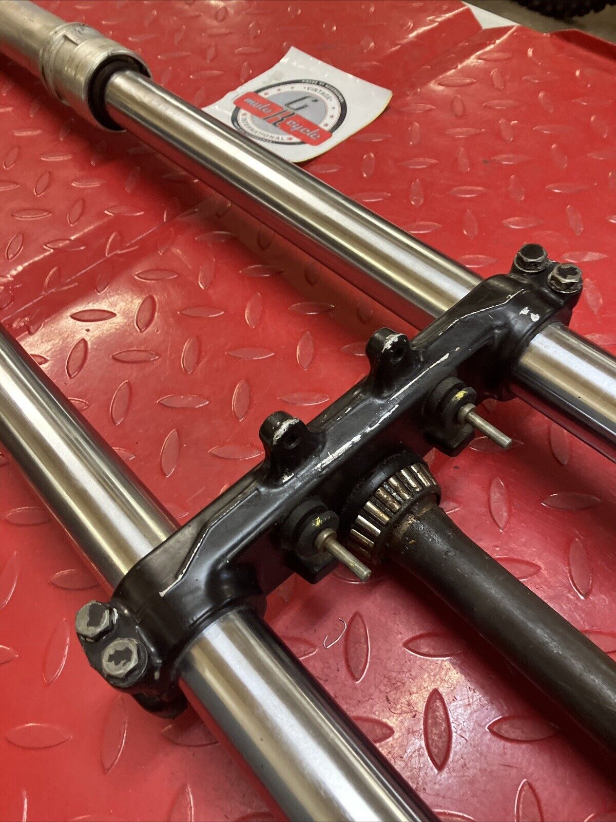 Yamaha YZ125 1977 front fork assembly triple clamp