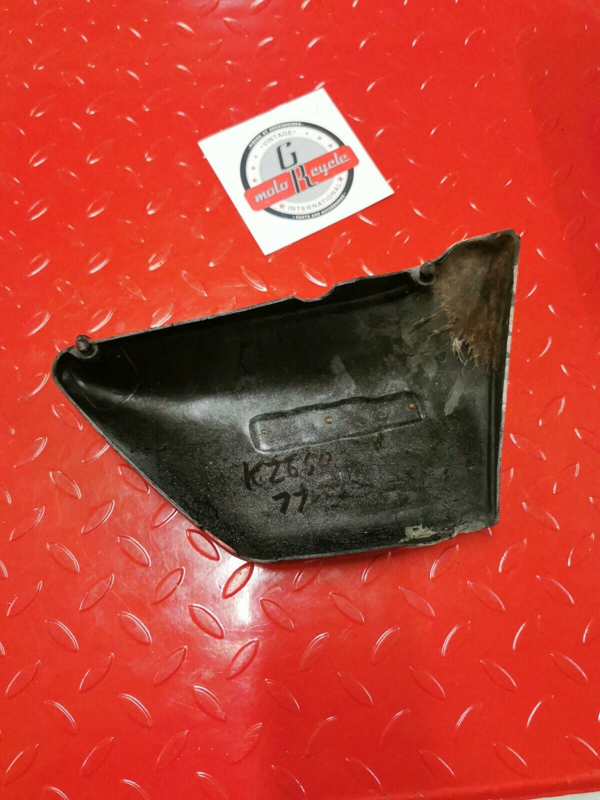 Kawasaki KZ650 1977 left side cover panel fairing