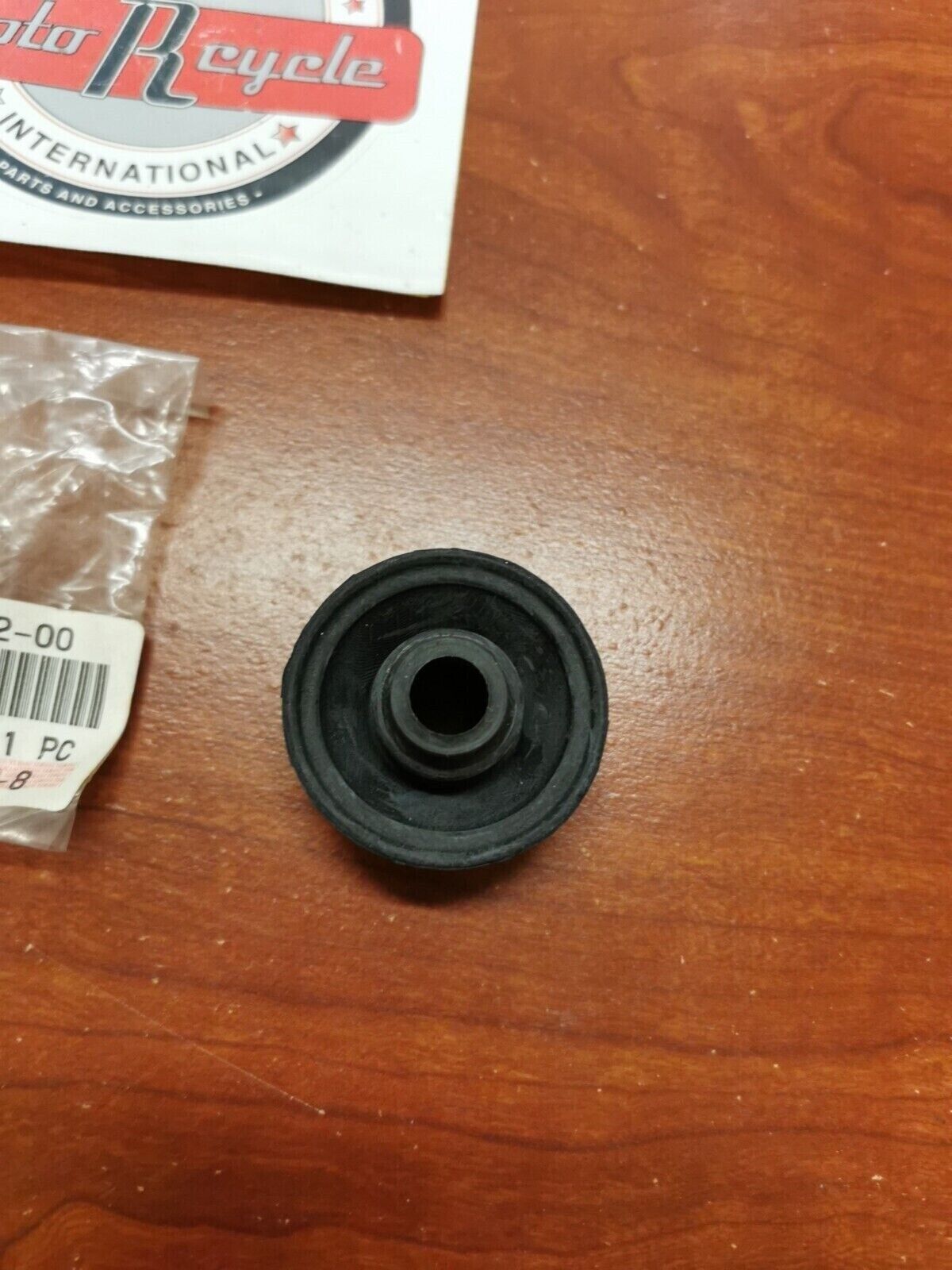 NEW NOS Yamaha VK540 BR250 ET410 CS340 SPARK PLUG CAP SEAL 8G5-82372-00-00 Y99